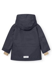Veste imperméable navy avec capuche, accents beiges au niveau des poignets et une étiquette en logo rectangulaire à l'ourlet. Tissu lisse et léger.