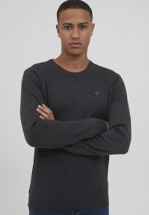 Dunkelgrauer Strickpullover mit Rundhalsausschnitt, langen Ärmeln und dezentem Logodetail auf der Brust, mit einer weichen Textur und klassischer Passform.