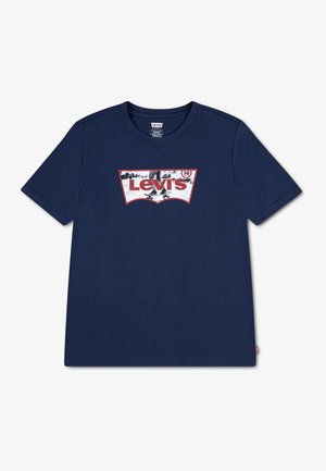 Μπλε σκούρο μπλουζάκι Levi's με μεγάλο λευκό και κόκκινο γραφικό του λογότυπου Levi's και εικόνα skateboarding στο στήθος.