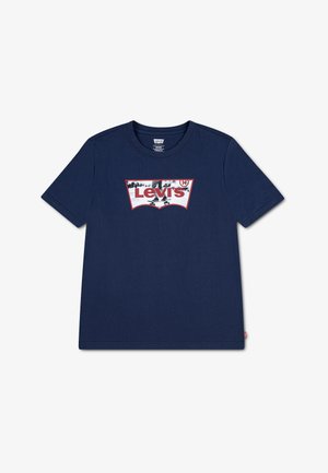 Μπλε σκούρο μπλουζάκι Levi's με μεγάλο λευκό και κόκκινο γραφικό του λογότυπου Levi's και εικόνα skateboarding στο στήθος.