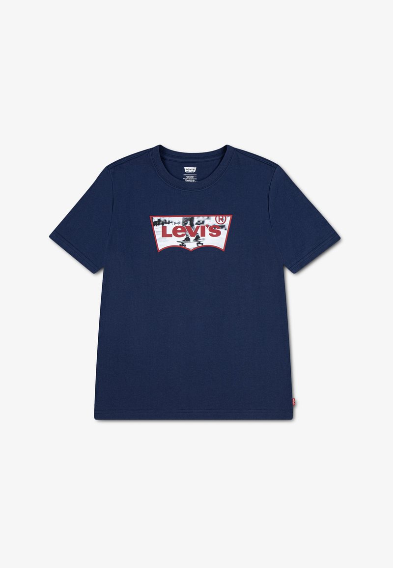 Μπλε σκούρο μπλουζάκι Levi's με μεγάλο λευκό και κόκκινο γραφικό του λογότυπου Levi's και εικόνα skateboarding στο στήθος.