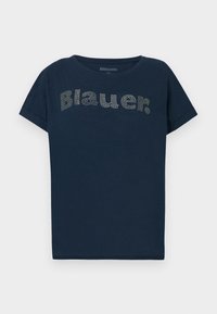 Navy blå t-skjorte med korte ermer og rund hals. Har ordet "Blauer" i dekorative rhinestones over fronten.