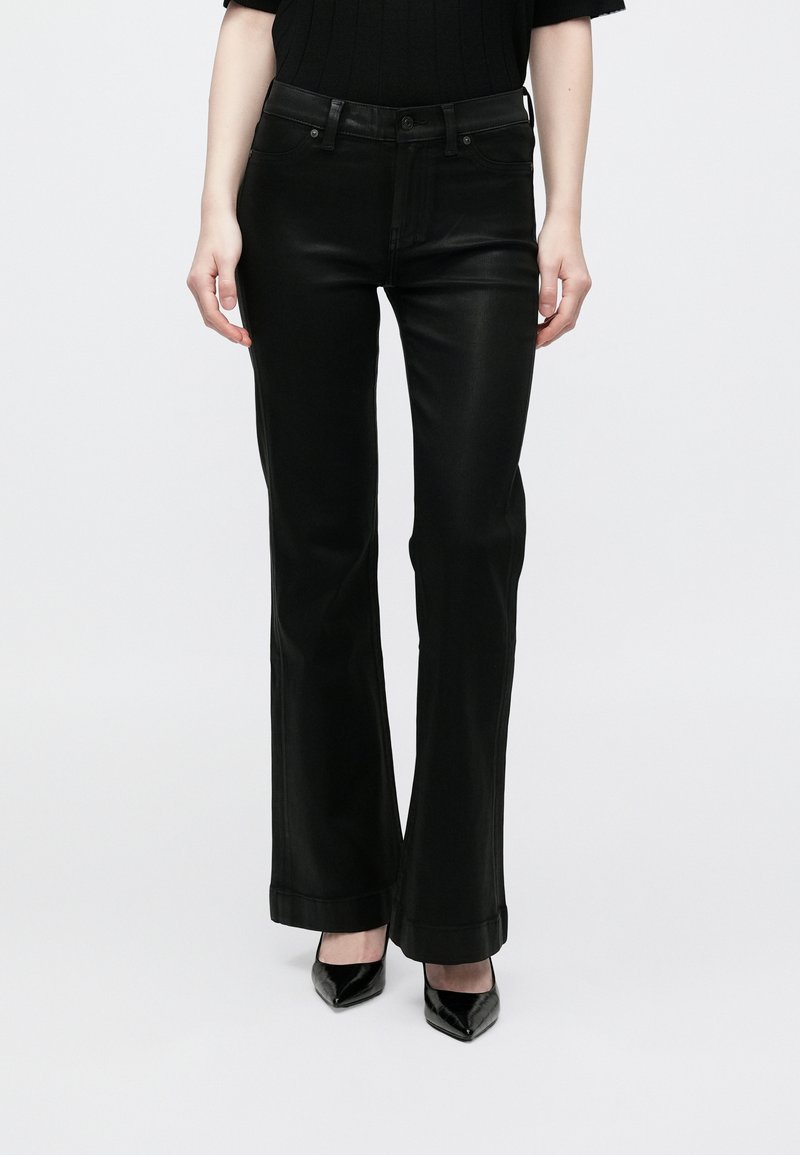 Fekete, bővülő szárú nadrágok, sima bőrből, testhezálló derékkal és klasszikus, ötzsebes kialakítással, minimális varrással.