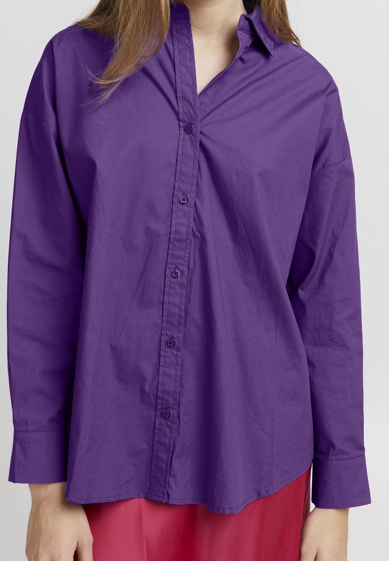 Lila Baumwollhemd mit Knopfleiste, Kragen und langen Ärmeln, mit einem entspannten Schnitt und glatter Textur.