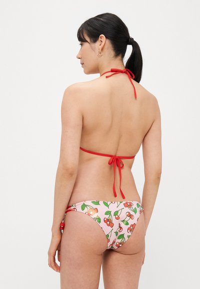 Czerwony bikini na szyję z wzorem różowych wiśni na dole. Posiada zawiązywane zapięcie z tyłu oraz dekoracyjne akcenty po bokach.