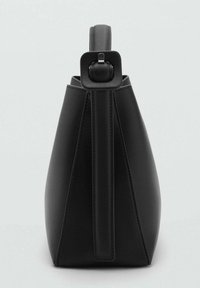 Sac seau en cuir noir au design structuré, base étroite et une sangle maintenue par une boucle carrée distinctive sur le dessus.