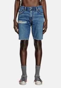 Shorts in denim blu medio, con dettaglio strappato e orlo sfilacciato. Design standard a cinque tasche con passanti per cintura e chiusura a bottone.