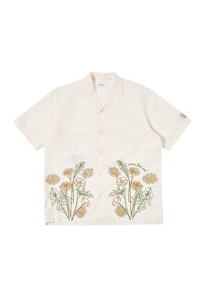 Camicia a maniche corte in tessuto crema con design floreale ricamato in verde, giallo e marrone chiaro. Presenta un colletto a punta e chiusura con bottoni.