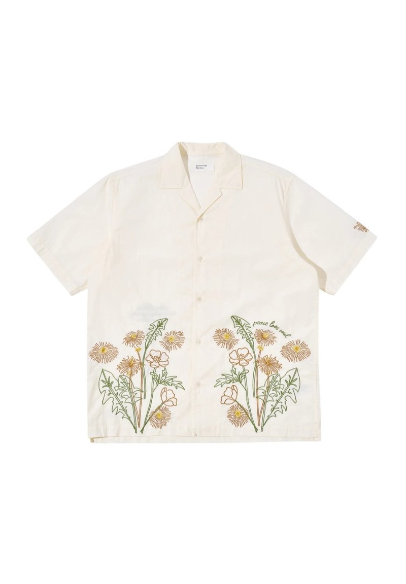 Camicia a maniche corte in tessuto crema con design floreale ricamato in verde, giallo e marrone chiaro. Presenta un colletto a punta e chiusura con bottoni.