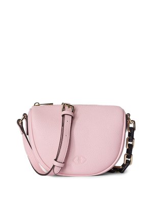 Lys rosa tekstureret læder crossbody-taske med guldbøjle, sort kædestrop og præget logo på frontklappen.