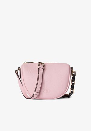 Geantă crossbody din piele texturată culoare roz deschis, cu cataramă aurie, curea din lanț negru și logo embosat pe clapeta din față.