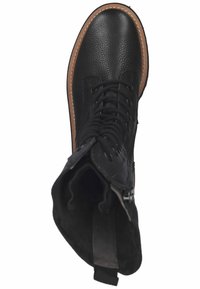 Botas de cuero negras hasta el tobillo con un acabado texturizado, cordones frontales y suela en tono marrón claro. Presentan una cremallera lateral para un fácil acceso y un forro interior suave.
