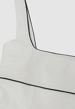 Indumento bianco senza maniche con spalline larghe, scollo quadrato e bordi neri lungo i bordi e la cucitura in vita.