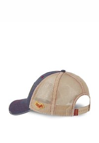 Casquette avec devant bleu marine, dos en mesh beige et coutures rouges. Comprend un logo jaune sur le côté. Sangle ajustable à l'arrière.