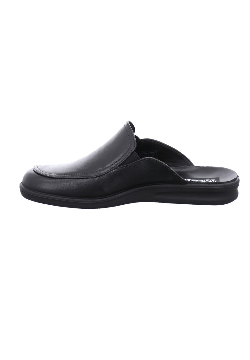 Sneakers en cuir noir sans lacets avec un bout arrondi, texture lisse, profil bas et une semelle légèrement rembourrée pour le confort.