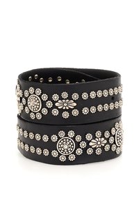 Bracciale in pelle nera con decorazioni floreali e circolari in tonalità argento. Design a più strati con chiusure a scatto.