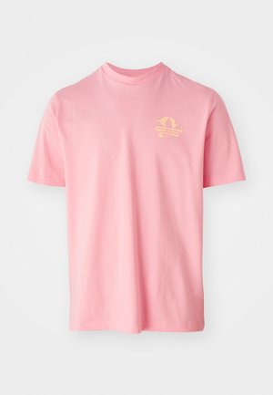 Roze T-shirt met korte mouwen en ronde hals, met een kleine gele zeilbootafbeelding op de linkerborst, op een witte achtergrond.