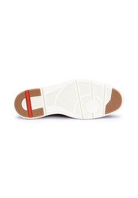 Suola di sneaker bianca con gomma testurizzata, accento marrone e una striscia rossa vicino al tallone. Presenta scanalature per trazione e supporto.
