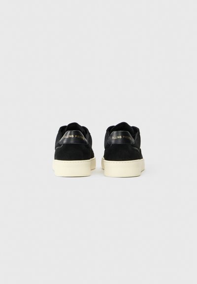 Čierne semišové tenisky s bielou gumovou podrážkou, s pozláteným logom "Filling Pieces" na päte a jednoduchým, minimalistickým dizajnom.