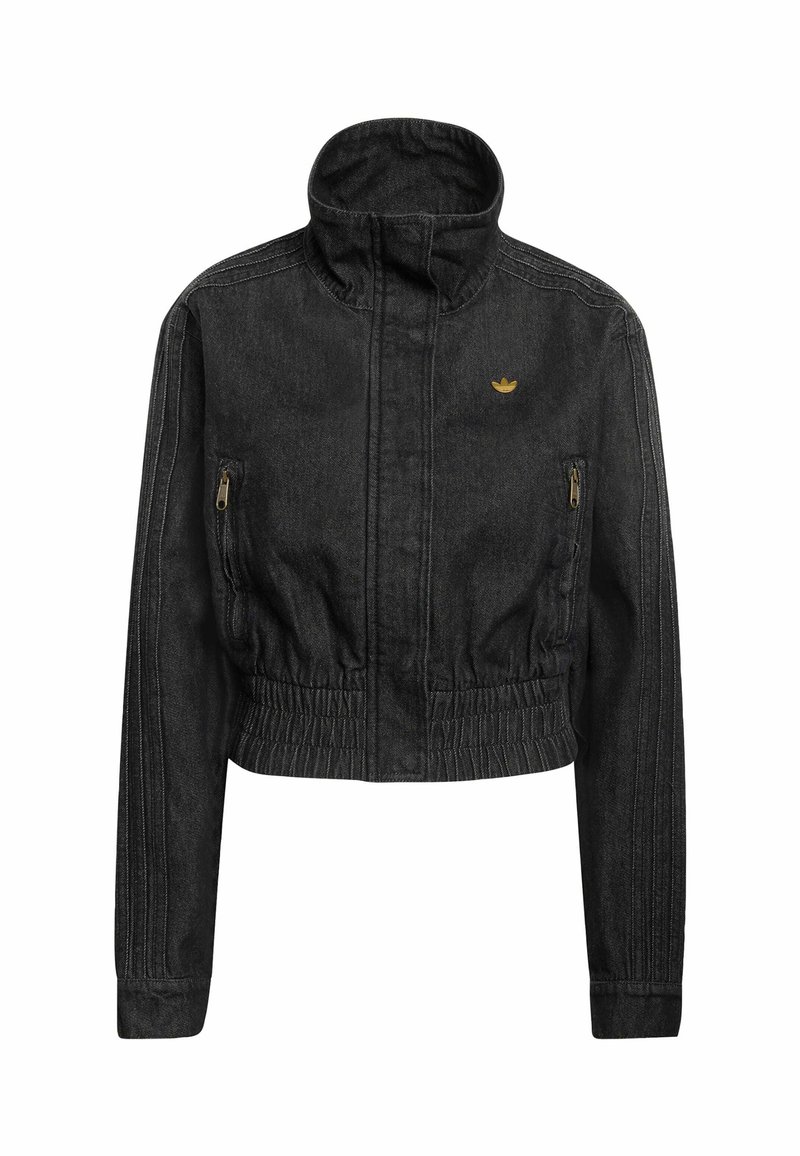 Veste noire cropped avec col haut, taille élastique, poches latérales zippées et petit logo doré Adidas sur la poitrine.