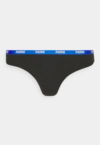 Crni tangice izrađene od glatkog materijala, sa plavim pojasom na kojem je bijeli natpis "PUMA". Jednostavan dizajn, minimalna pokrivenost.
