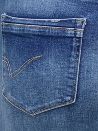 Blå denimjeans bakficka med distinkt gulddetalj i söm på texturerat tyg.