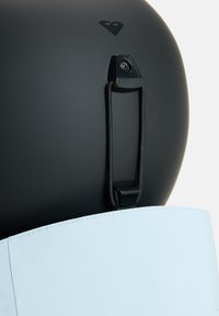 Zwarte helm met een matte afwerking, voorzien van een zwarte clip en een aqua stofband aan de onderkant, met stiksels als details.