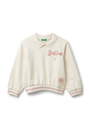 Polo a maniche lunghe color crema con ricamo rosa "Boston College", polsini e orlo a righe, e una piccola patch di un orso sul davanti.