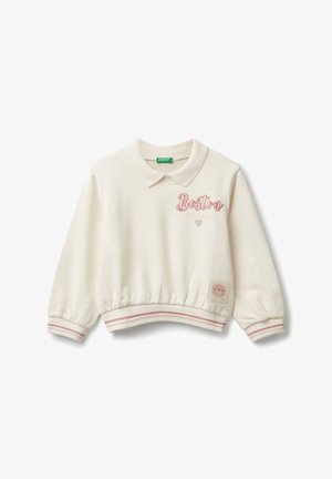 Crème-kleurige longsleeve polo met roze borduring van "Boston College", gestreepte manchetten en onderrand, en een kleine berenpatch op de voorkant.