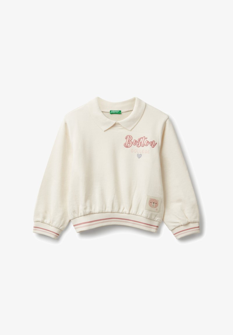 Camisa polo de manga larga color crema con bordado rosa de "Boston College", puños y dobladillo a rayas, y un pequeño parche de oso en el frente.