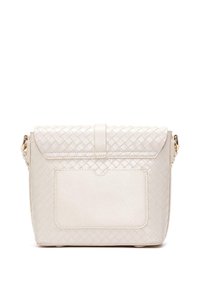Borsa a tracolla in crema con texture intrecciata, chiusura a patta, tasca frontale, dettagli in metallo dorato e tracolla staccabile. Finitura liscia sul davanti.