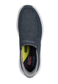 Scarpe slip-on in denim con punta tonda, colore grigio-blu, soletta in memory foam, sottopiede bianco e dettagli del tallone grigi.