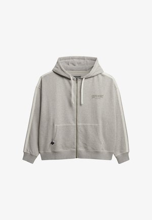 Sudadera con cremallera de color gris claro, con bolsillos frontales, cordones, puños acanalados y el logo "Superdry Athletics" en el pecho.