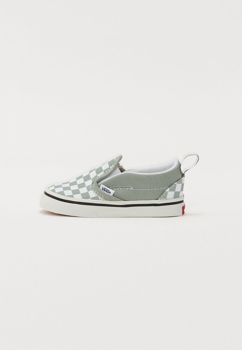 Hellgrüne Slip-On-Sneaker mit weißem und dunkelgrünem Schachbrettmuster, weichem Canvas-Material, weißem Innenfutter und schwarzem Außensohle.
