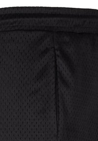 Svarte idrettsshorts laget av pustende mesh-stoff, med en strukturert overflate med små perforeringer og en enkel elastisk midjebånd.