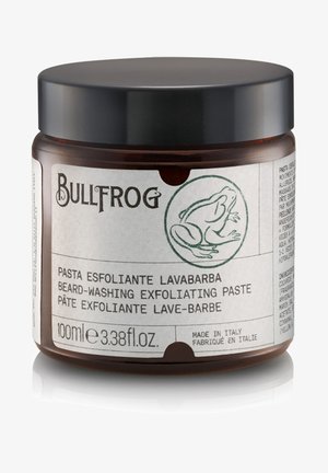 Braunes Glasgefäß mit Peeling-Paste zum Waschen des Bartes. Schwarzer Deckel, weißes Etikett mit grüner Froschillustration und mehrsprachigem Text. 100 ml.