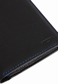 Portafoglio in pelle nera con superficie texturizzata, caratterizzato da cuciture blu lungo il bordo e un marchio discreto sul davanti.
