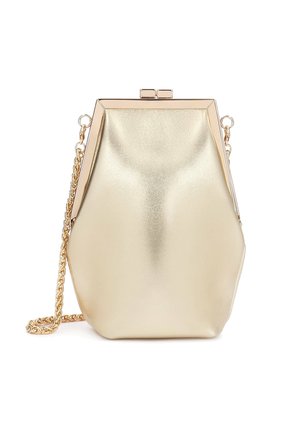 Malá zlatá kovová kabelka so štruktúrovaným rámom, uzatváraním na zapínanie a zlatým reťazovým ramienkom na bielom pozadí.