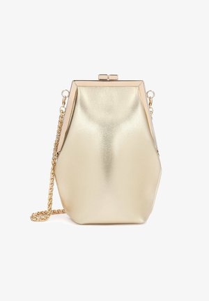 Kleine goldene metallische Handtasche mit strukturiertem Rahmen, Verschluss mit Schnapphaken und einem goldenen Ketten-Schulterriemen vor weißem Hintergrund.