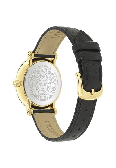 Hodinky so zlatým tónom, čiernym koženým remienkom, vygravírovaným logom Medusa na zadnej strane, púzdrom z nehrdzavejúcej ocele a nastaviteľnou prackou.