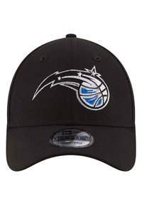 Gorra de béisbol negra con visera curva, que presenta un logotipo de baloncesto bordado en azul y blanco con estrellas. Correa ajustable en la parte posterior.