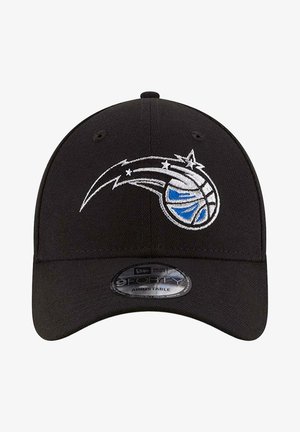 Gorra de béisbol negra con visera curva, que presenta un logotipo de baloncesto bordado en azul y blanco con estrellas. Correa ajustable en la parte posterior.