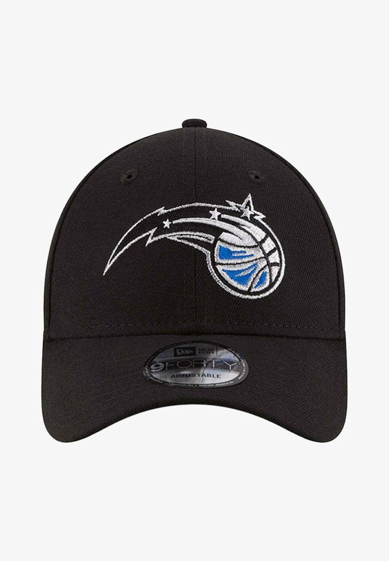 Gorra de béisbol negra con visera curva, que presenta un logotipo de baloncesto bordado en azul y blanco con estrellas. Correa ajustable en la parte posterior.
