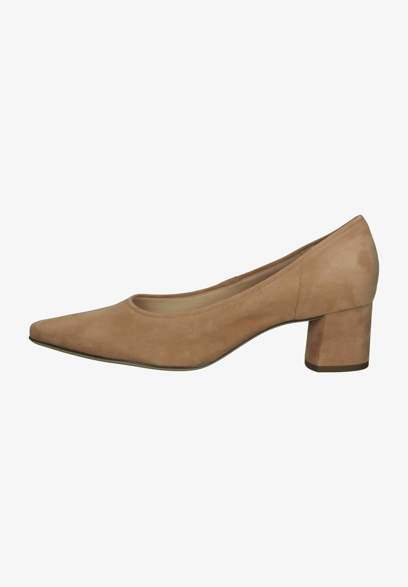 Escarpin à talon haut en daim beige avec une pointe pointue et un talon bloc. Texture lisse et lignes épurées soulignent le design minimaliste.