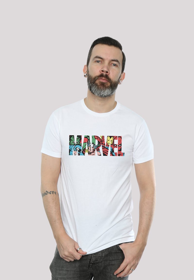 Hvit T-skjorte i bomull med et fargerikt "MARVEL"-grafikk, som viser forskjellige tegneseriefigurer i en dristig blokkbokstavdesign.