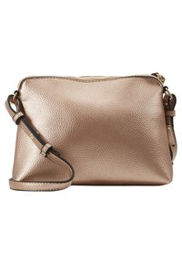 Borsa a tracolla in pelle rosa oro metallica con texture, dotata di tracolla regolabile e chiusura con zip dorata, su sfondo bianco.