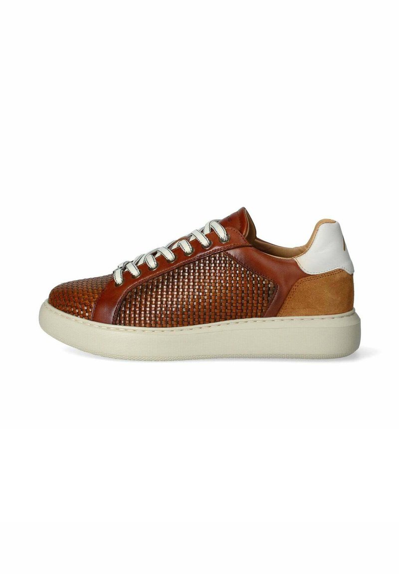 Sneaker in pelle marrone con texture intrecciata nella parte frontale, accentuazione bianca sul tallone, lacci grigi e suola in gomma di colore chiaro.