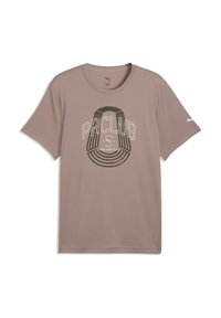 T-shirt de sport mauve clair à manches courtes, avec un imprimé graphique d'une casquette et le texte "PRCLUB" en couleurs contrastées.