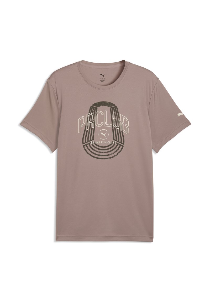 T-shirt de sport mauve clair à manches courtes, avec un imprimé graphique d'une casquette et le texte "PRCLUB" en couleurs contrastées.