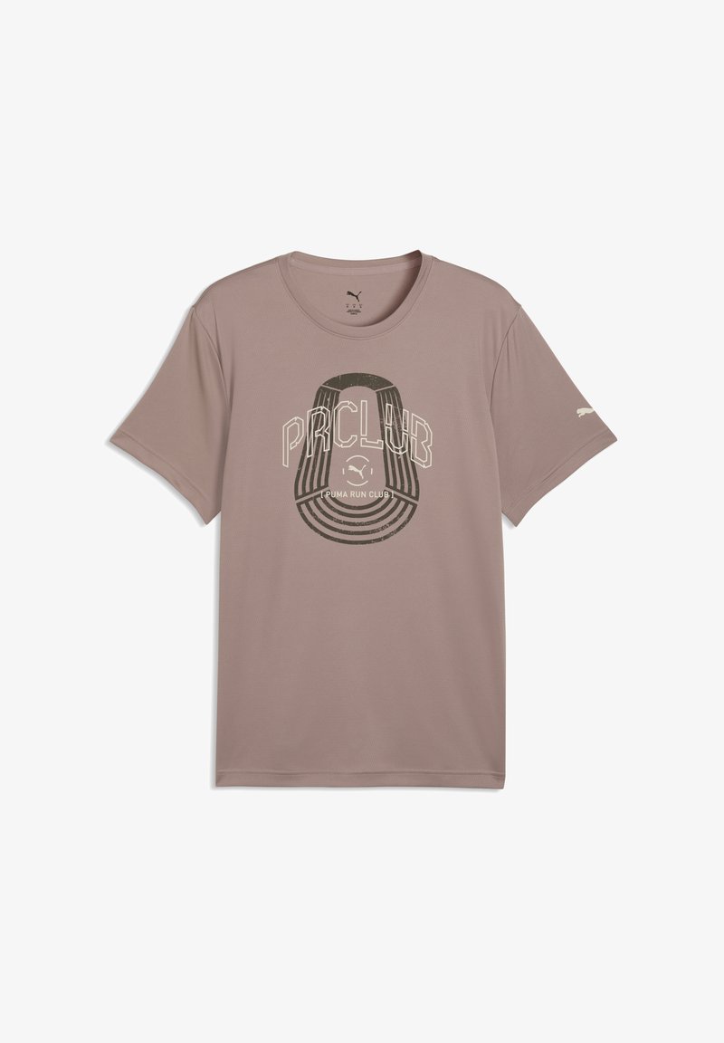 T-shirt de sport mauve clair à manches courtes, avec un imprimé graphique d'une casquette et le texte "PRCLUB" en couleurs contrastées.